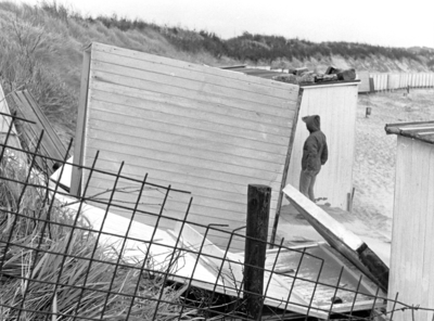 253 NFR Schade aan de strandhuisjes op het strand bij Westkapelle.