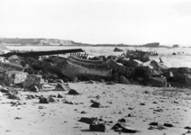 26 NFR Restanten van de dijkmolen Prins Hendrik, de zeewering en de ijzeren staven, die als tankversperring dienden, te ...
