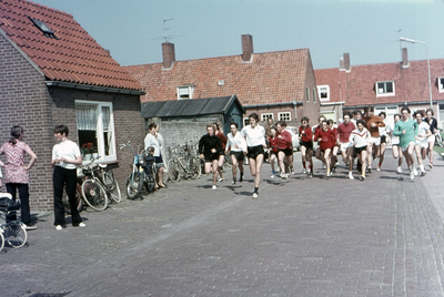 28-DIA Deelnemers aan de Kreekloop in de straten te Westkapelle