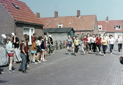 29-DIA Deelnemers aan de Kreekloop in de straten te Westkapelle