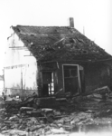 29 NFR Een bomtrechter en verwoest huis ter hoogte van de huidige Achterweg te Westkapelle.