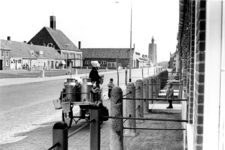 305 NFR Melkbezorgster Wilhelmina Minderhoud voor het huis van de fotografe te Westkapelle.