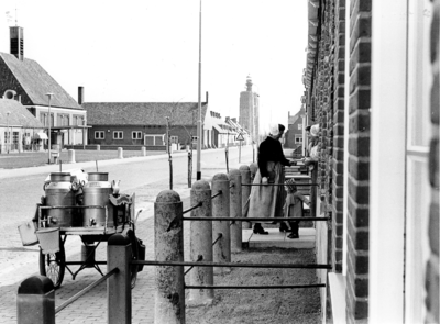 306 NFR Melkbezorgster Wilhelmina Minderhoud voor het huis van de fotografe te Westkapelle.