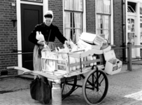 308 NFR Melkbezorgster Wilhelmina Minderhoud voor het huis van de fotografe te Westkapelle.