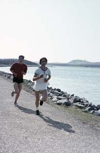 31-DIA Twee deelnemers aan de Kreekloop bij de Westkapelsche Kreek te Westkapelle