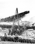 32 PH Dijkwerkers gebruiken een heistelling voor het herstel van de schade door de storm op 2 februari 1944 op de ...