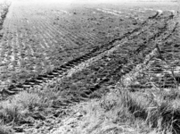 345 NFR Tractorsporen in het land bij Westkapelle.