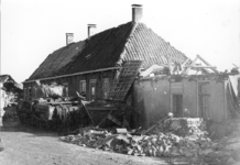 36 NFR Huizen op de Markt 92, 94 en 96 te Westkapelle met rechts de restanten van het huis van Kobus Minderhoud.