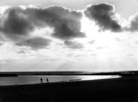 362 NFR Kinderen spelen op het strand bij Westkapelle in de schemering.
