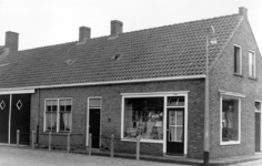 362 PH De winkel van de familie Roelse op de Molenweg te Westkapelle.