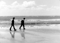 363 NFR Kinderen spelen langs de branding op het strand bij Westkapelle.