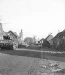 37 NFR Gezicht op de Zuidstraat te Westkapelle met rechts een tank en de restanten van schildersbedrijf Minderhoud.