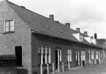 370 PH Huizen in de Utrechtsestraat te Westkapelle na de wederopbouw.
