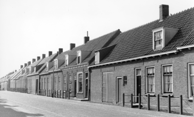 373 PH Huizen in de Noordstraat na de wederopbouw met o.a. de groentenwinkel van Leen Verstraate.