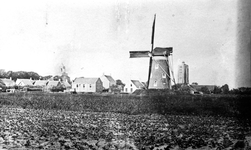 374 NFR De woonwijk d'Arke met de molen van Theune te Westkapelle. Links op de achtergrond de oude Hervormde kerk.