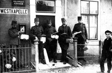 380 NFR Soldaten voor het hulppostkantoor te Westkapelle die post versturen en zojuist ontvangen hebben.