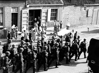 388 NFR De eerste Duitse militairen marcheren Westkapelle binnen.