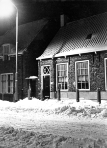 394 NFR Het huis Markt 92 te Westkapelle in de sneeuw bij het licht van een straatlantaarn.