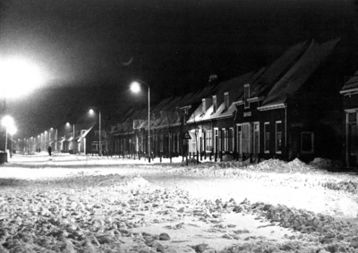 395 NFR De huizen langs de Markt te Westkapelle in de sneeuw bij het licht van straatlantaarns.
