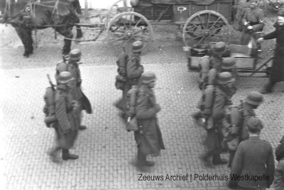 4 NFR Duitse soldaten marcheren in Westkapelle