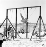 413 NFR Kinderen schommelen op het strand bij Westkapelle.