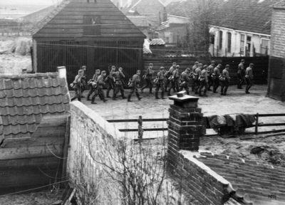 416 PH Duitse soldaten marcheren aan de achterkant van de Kloosterstraat te Westkapelle.