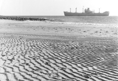 433 NFR Golven van zand op het strand bij Westkapelle met op de achtergrond een schip.