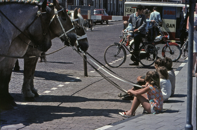 46-DIA Kinderen bij Zeeuwse trekpaarden tijdens het ringrijden op de Markt te Westkapelle