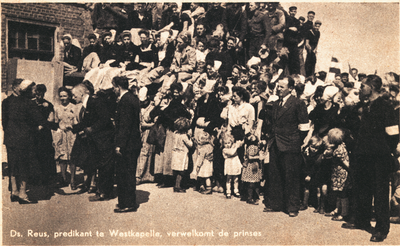 463 NFR Ds. W. Reus, predikant te Westkapelle, verwelkomt prinses Juliana tijdens haar bezoek ter gelegenheid van de ...