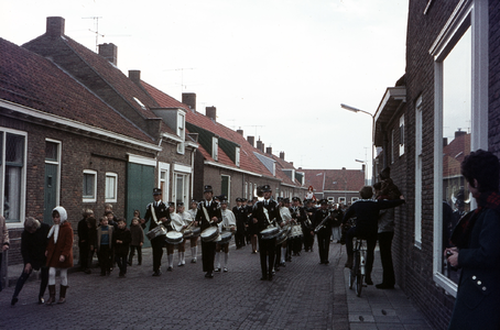 48-DIA De fanfare Oefening Kweekt Kunst begeleidt de intocht van Sinterklaas in Westkapelle