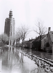 492 NFR De Zuidstraat te Westkapelle tijdens de inundatie. Midden in de straat is een smalspoor aangelegd t.b.v. de ...