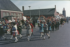 5-DIA Optocht van schoolkinderen op de Markt te Westkapelle ter gelegenheid van de viering van de geboorte van prins ...
