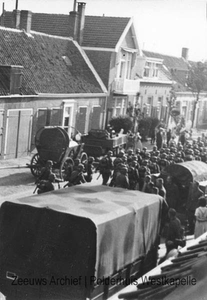 5 NFR Duitse soldaten marcheren in de Zuidstraat te Westkapelle tegenover de openbare lagere school