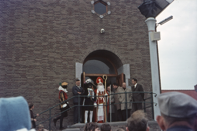 50-DIA Ontvangst van Sinterklaas op het gemeentehuis aan de Markt tijdens de intocht te Westkapelle