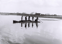 515 NFR Vervoer van boomstammen te Westkapelle tijdens de inundatie.