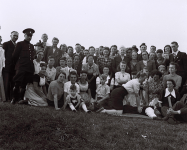 541 NFR Deelnemers aan een EHBO-cursus tijdens de oorlogsjaren te Westkapelle.