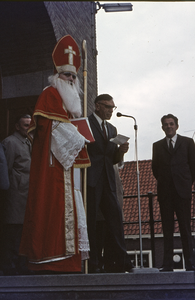 56-DIA Ontvangst van Sinterklaas op het gemeentehuis aan de Markt tijdens de intocht te Westkapelle