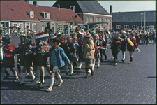 6-DIA Optocht van schoolkinderen op de Markt te Westkapelle ter gelegenheid van de viering van de geboorte van prins ...