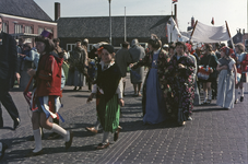 7-DIA Optocht van schoolkinderen op de Markt te Westkapelle ter gelegenheid van de viering van de geboorte van prins ...