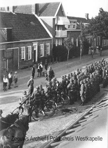 7 NFR De wisseling van de Duitse troepen in de Zuidstraat te Westkapelle