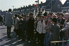8-DIA Optocht van schoolkinderen op de Markt te Westkapelle ter gelegenheid van de viering van de geboorte van prins ...