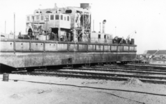 85 NFR Zandzuiger H.A.M. 203 wordt te Westkapelle op rails gezet en met krachtige lieren over de dijk naar zee teruggesleept.
