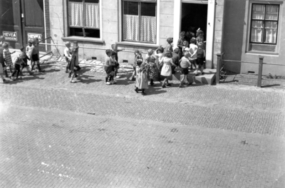 9 PH Kinderen gaan het noodgebouw van de kleuterschool te Westkapelle binnen.