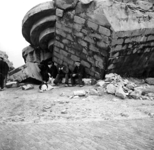 96 PH Een vernielde geschutsbunker op de zeedijk te Westkapelle.
