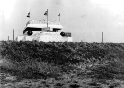 99 PH Het oorlogsmuseum in een bunker op de zeedijk te Westkapelle. Deze bunker werd de leitstand genoemd naar het ...