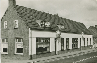 1051 Café Krijger aan de Kanaalweg Noord te Sluiskil (afgebroken ten behoeve van de verbreding van het Kanaal van Gent ...