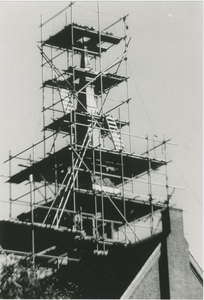 1055 De toren van de Rooms-Katholieke kerk aan de Nieuwe Kerkstraat te Sluiskil in de steigers