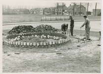 1057 Arbeiders herstellen de vernielde fundering van de fontein aan de Nieuwe Kerkstraat te Sluiskil