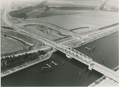 1075 1968 - 1975. De brug over het Kanaal van Gent naar Terneuzen te Sluiskil vanuit de lucht