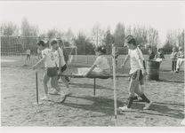 1093 Behendigheidsspelen op het sportveld te Spui tijdens de viering van Koninginnedag